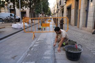 Les obres de pavimentació del carrer de Santa Clara de Girona tallen la circulació fins al 9 d'octubre
