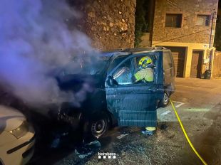 Crema un vehicle a Verges, afectant un altre cotxe i una façana