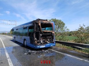 Extingit un incendi en un autobús a l'N-II a Figueres