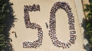 L’Escola Ruiz Amado de Castelló d'Empúries celebra els 50 anys reunint prop de 400 alumnes al pati