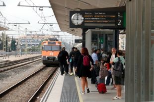 Resignació i confusió davant els retards i suspensions de trens per les pluges