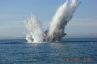 Fan explotar una mina de la Segona Guerra Mundial davant la platja de l'Almadrava de Roses