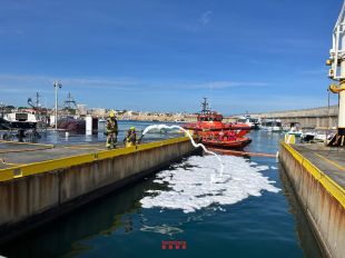 Els Bombers simulen un incendi en una embarcació al port de l’Escala