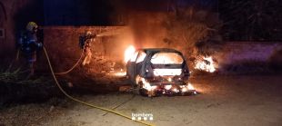 Un vehicle crema completament de matinada a Palamós