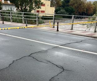 El desbordament del Ridaura esquerda l’asfalt d’un pont a Platja d’Aro