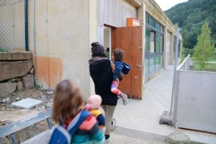 14 infants estrenen la nova escola de les Llosses seixanta anys després