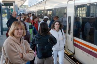 Els trens tornen a circular entre Portbou i Barcelona: ''És una sorpresa poder agafar el tren''