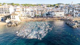 Més de 2.400 nedadors participen en la 17a edició de La Radikal a Llafranc