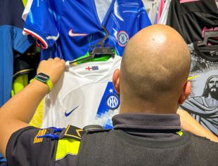 Multa de 22.001 euros a una botiga de Lloret per vendre 514 productes falsificats