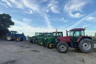 Pagesos gironins es mobilitzen amb tractors cap a Barcelona per l’augment dels costos de producció