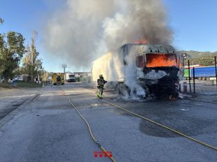 Un incendi crema la cabina d’un camió a la Jonquera