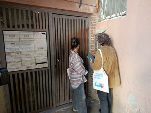 El projecte A-Porta de Salt beneficia 1.716 veïns després de visitar 850 llars en un any