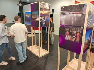 La biblioteca de Palamós acull una exposició sobre els 25 anys de Ràdio Capital
