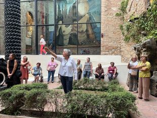 Figueres utilitza l’art per combatre la solitud i millorar el benestar dels pacients