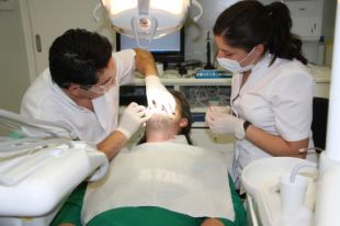 Revisions i tractaments dentals gratuïts als infants sahrauís que passen l'estiu aquí