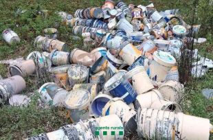 Denuncien una persona per abandonar entre 300 i 400 pots de pintura a Amer