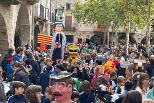 Un miler de persones omplen la plaça Major de Banyoles per iniciar la Festa Major