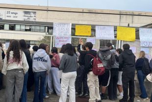 Alumnes de l'institut de Llançà protesten en suport del professorat i per sortides escolars