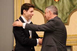 L'esquiador Oriol Cardona rep la Medalla d'Or de Banyoles pels seus èxits olímpics