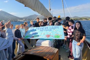 Alumnes de Cadaqués alliberen deu taurons gat al cap de Creus després de criar-los a l’escola