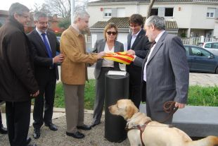Inauguren una placa en alfabet braille a una plaça de Girona en suport a les persones cegues