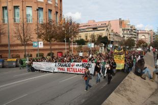 Més d'un miler d'estudiants es manifesten a Girona en contra de les retallades