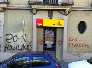 La seu d'ERC d'Olot apareix amb les parets plenes de pintades