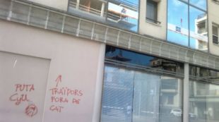 Apareixen també les seus de CiU i PP d'Olot amb pintades