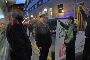 Manifestació a la comissaria de Girona en suport als detinguts per les pintades a Banyoles