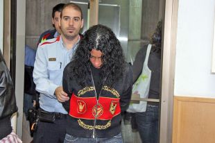 Presó per a la mare que es va llançar al buit des d'un pis de Figueres amb la filla en braços