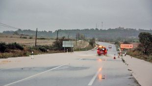 Els Bombers han hagut de rescatar cinc vehicles atrapats per l'aigua a l'Alt Empordà
