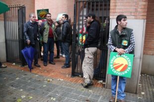 Concentració d'UP contra la signatura de les actes d'expropiació pel TAV