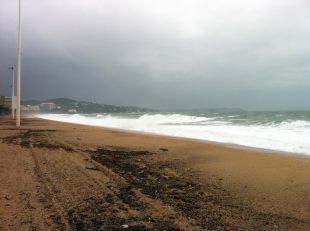 Platja d'Aro tanca l'accés al passeig marítim, camins de ronda i cales en previsió de la llevantada