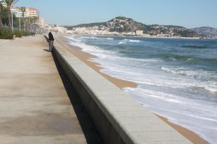 La platja de s'Abanell de Blanes es torna a quedar sense sorra pel temporal
