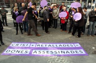 Un centenar de persones rebutgen la violència masclista en l'acte institucional de Girona 
