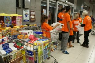 El Gran Recapte d'Aliments de la Garrotxa recull en deu hores 14.121 kg de productes bàsics