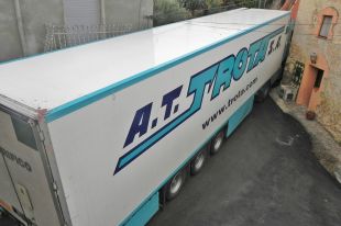 Camions i autobusos queden encallats al centre de Creixell per culpa de les indicacions del GPS