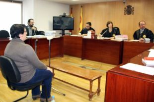 Una acusada d'estafar més de 135.000 euros d'una empresa diu que ho va fer 'seguint ordres'