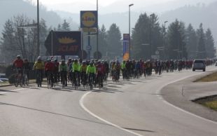 Uns 500 ciclistes fan una marxa lenta per reclamar poder circular per la C-17 entre Torelló i Ripoll