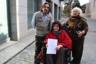 Salden el deute amb el banc entregant les propietats gràcies a la pressió social