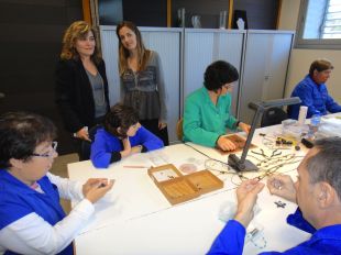 Els discapacitats de la Fundació Ramon Noguera elaboren joies dissenyades per joves gironins