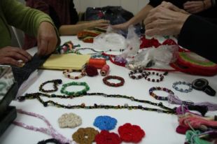 Internes de la presó de Girona creen joies amb material reciclat que es venen per Internet