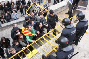 La UdG lamenta els incidents i justifica l'actuació policial, mentre que els estudiants la condemnen