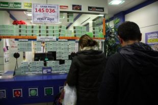 La crisi imposa contenció en la rifa de Nadal i els clients opten per comprar menys dècims