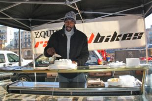 Darryl Middleton serveix 300 degustacions 'solidàries' a Girona per la Marató de TV3