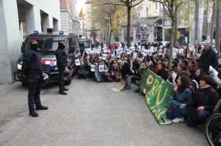 Uns 400 concentrats davant dels jutjats donen suport als detinguts divendres a la UdG