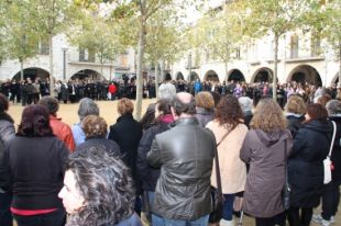 300 comerciants a la plaça Major de Banyoles rebutjen l'assassinat de Concepció Reixach