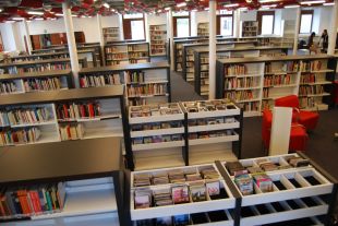 La Biblioteca Salvador Allende de Girona obre de nou un cop finalitzat el trasllat a l’Espai Marfà