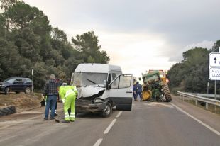 Un xoc entre un tractor i una furgoneta a Navata, obliga a regular el trànsit dues hores