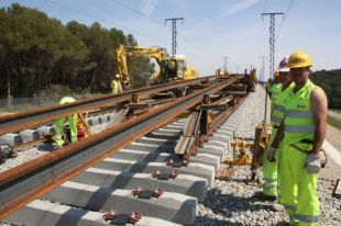 Acaben les obres d'estesa de via al tram del TAV entre Sant Julià de Ramis i Figueres